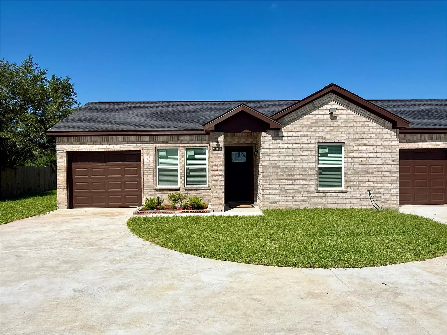 3 bed, 2.0 bath, 1400 sqft, $2,200 — Photo 2