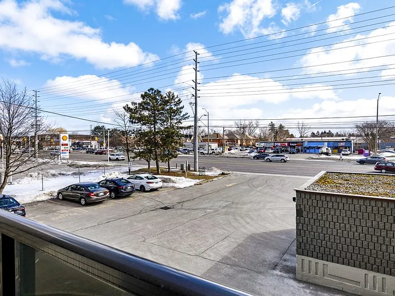 1219 Dundas St W — Photo 17