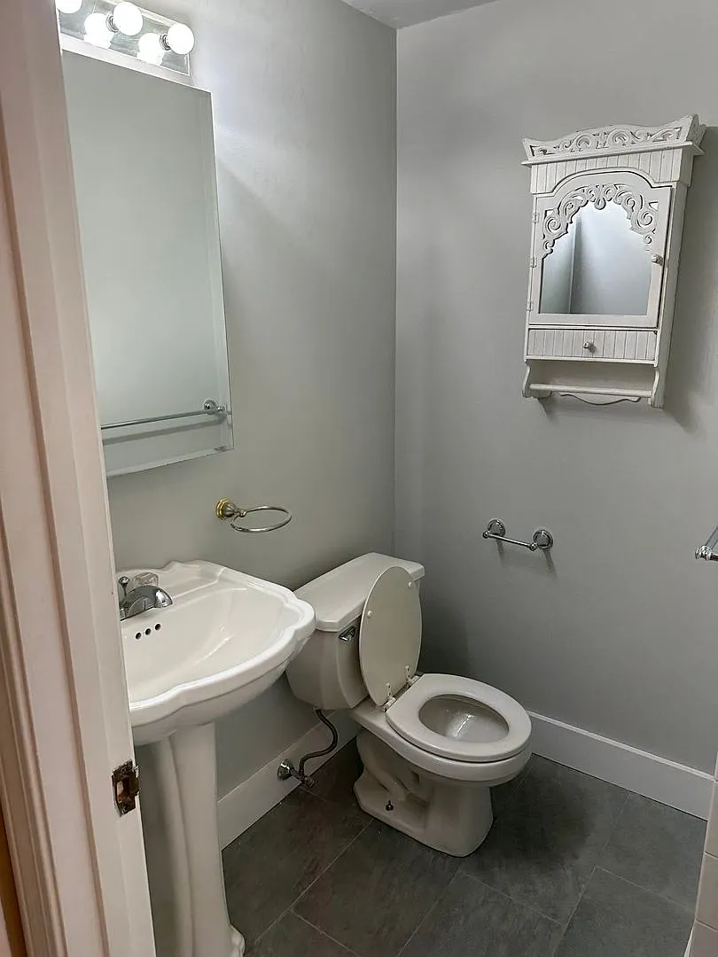 Nicely renovated pet friendly 2 bed in South Boston! — Photo 1