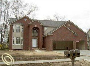 4450 Rockdale Dr, Troy, MI 48085