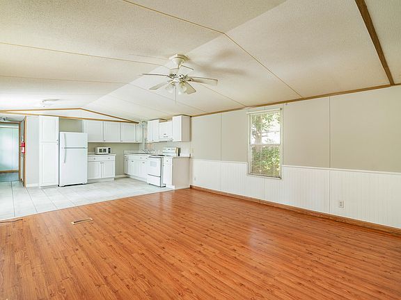 4th image of 453 Mountain View Ln