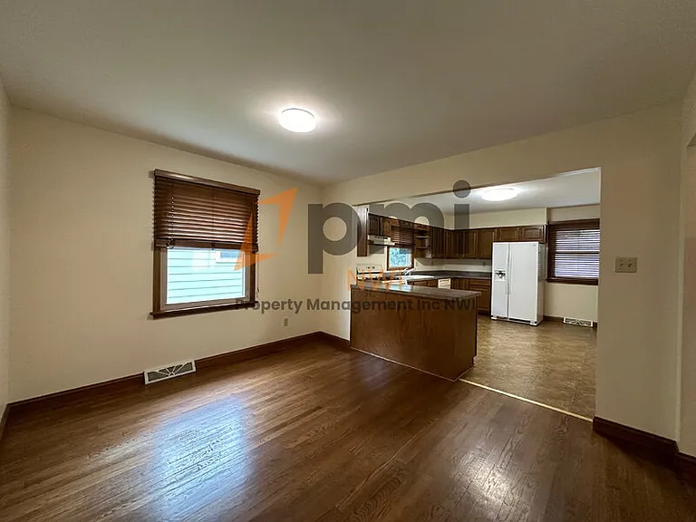 408 E Clark St — Photo 5