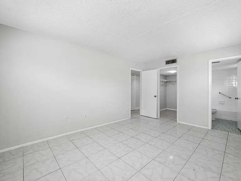 1767 Leo Ln S — Photo 34