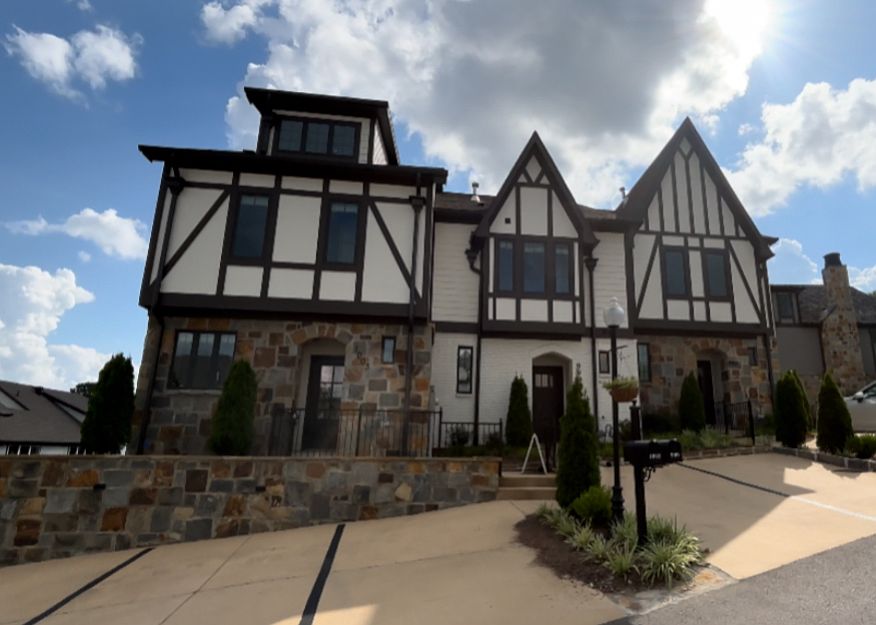 999 is the townhome in the middle
