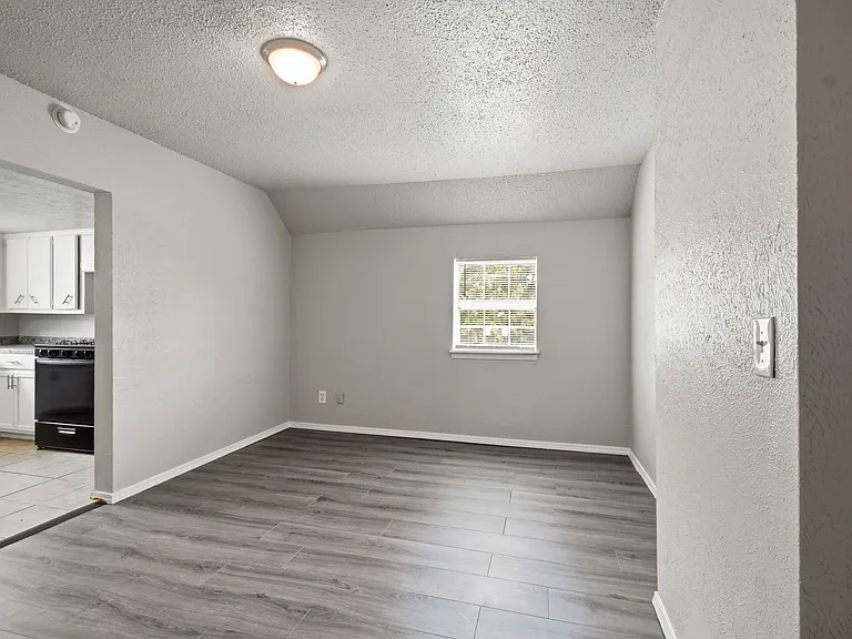 S Maple St Apartments — Photo 4
