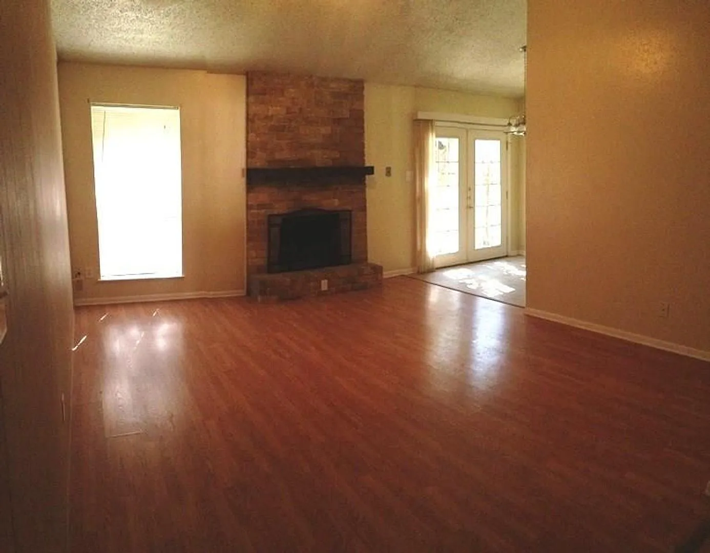 Glenda Dr.1305 — Photo 4