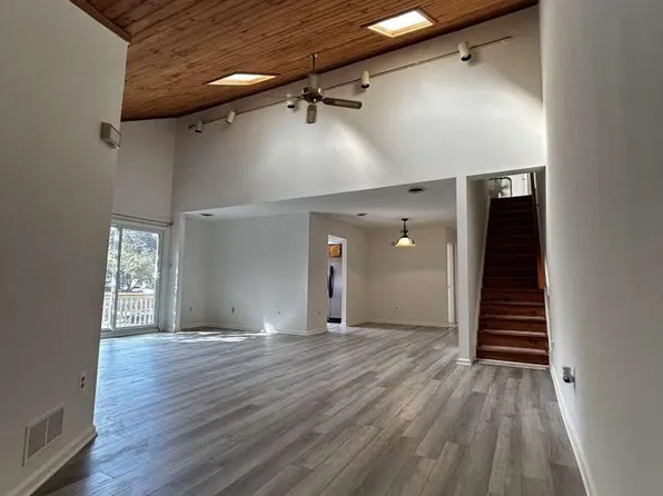 311 Green Meadow Ln, Horsham, PA 19044