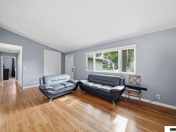 4th image of 431 W Broadview Dr