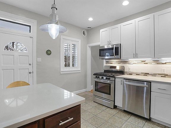 3rd image of 722 Harvard Ave