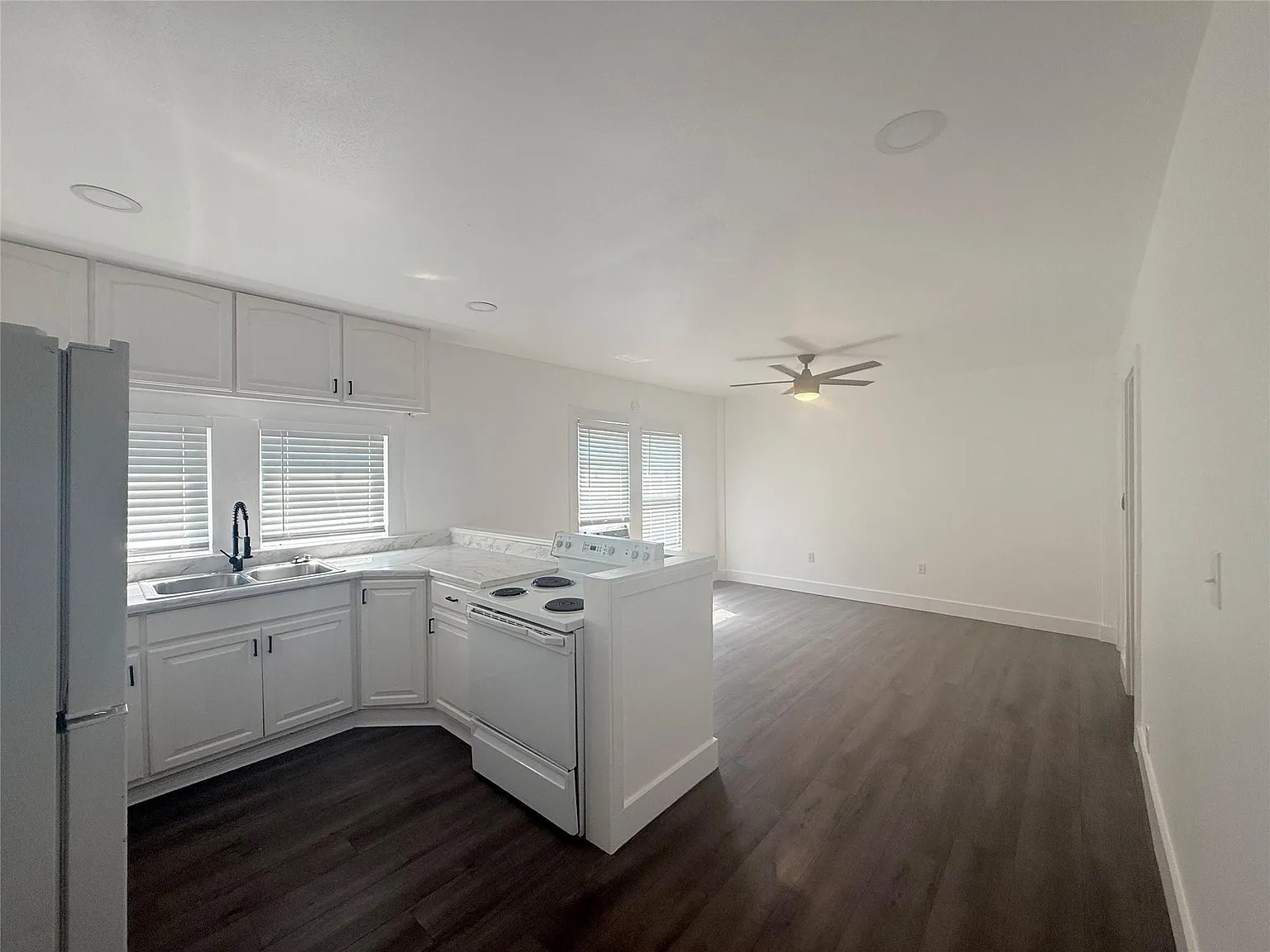 2 bed, 1.0 bath, 1100 sqft, $1,600 — Photo 2