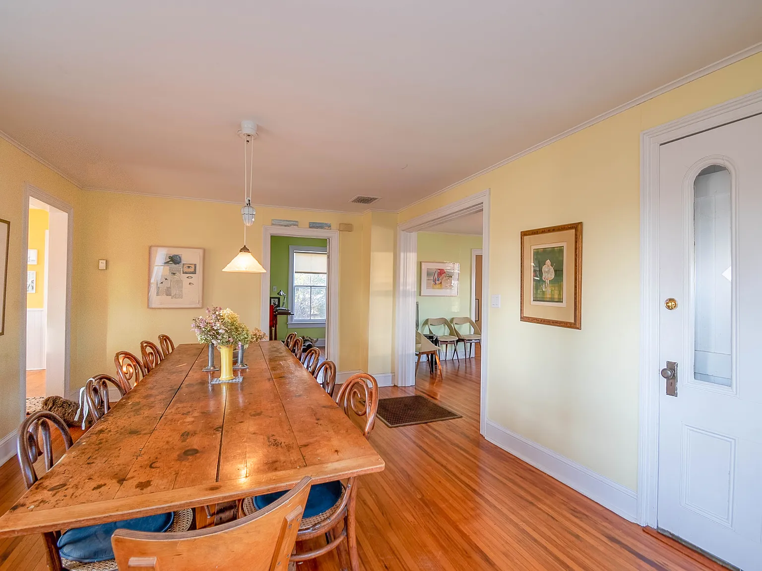 Charming Village Cottage — Photo 4