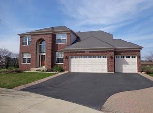 2088 Holt Ln, South Elgin, IL 60177