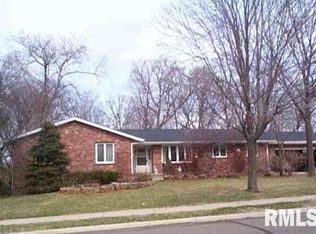 135 Maple Ridge Dr, Morton, IL 61550