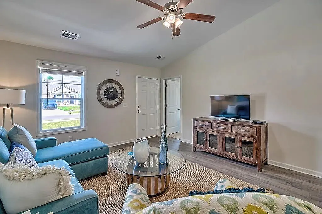 3 bed, 2.0 bath, 1289 sqft, $1,650 — Photo 4