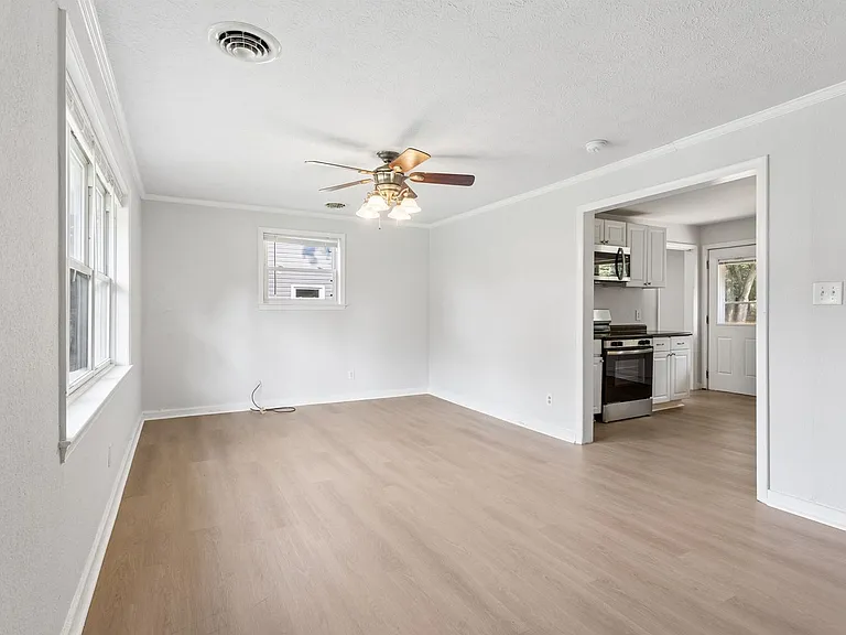 11 Woodhaven Rd — Photo 2