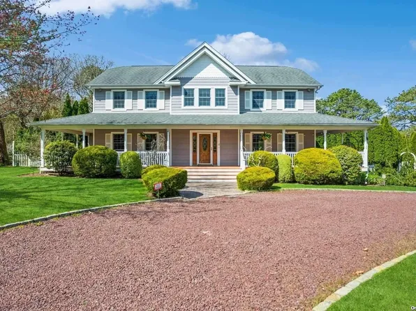 4 Bay Hill Rd, Hampton Bays, NY 11946