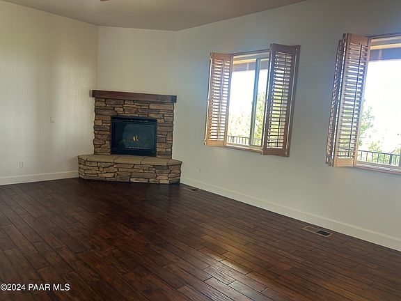 4th image of 2104 Lakewood Dr