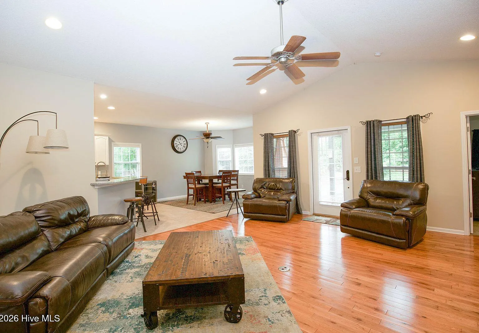 3 bed, 2.0 bath, 1872 sqft, $2,100 — Photo 3