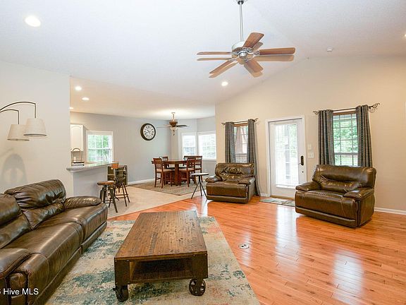 3rd image of 13 Barkley Ln