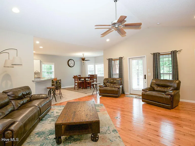 13 Barkley Ln — Photo 3