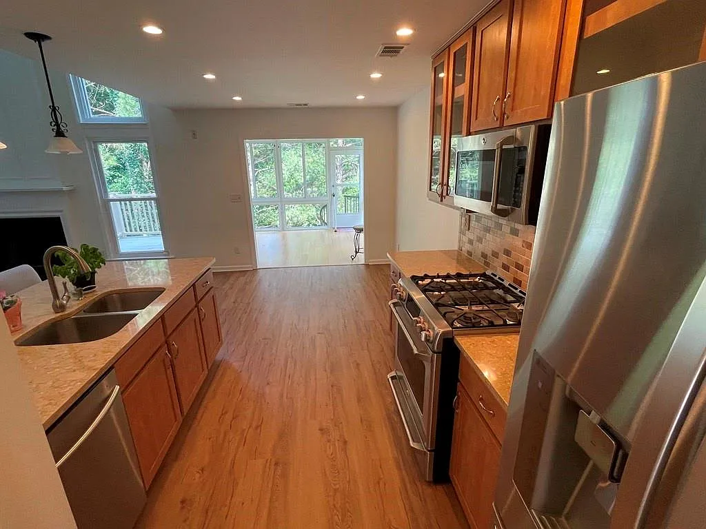 4 bed, 2.5 bath, 2099 sqft, $2,900 — Photo 3