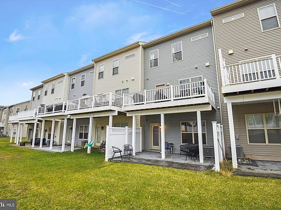 4th image of 1014 Edenberry Way
