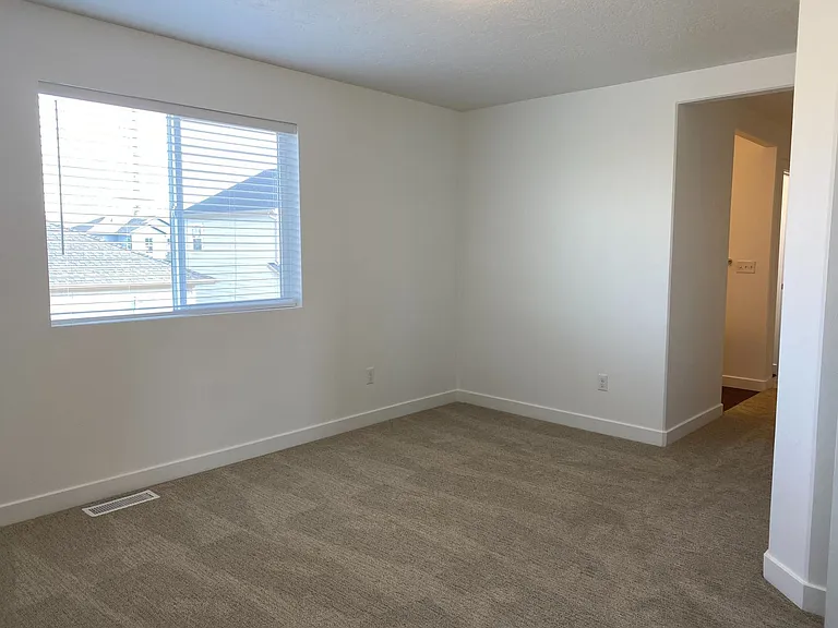 Two-story Single Family Home on Riverside. — Photo 28