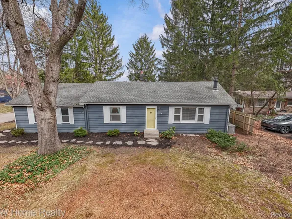 4215 Newton Rd, Commerce Township, MI 48390