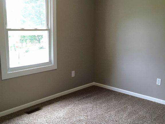 4th image of 703 Martha Ln