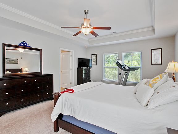 4th image of 35 Whitaker Way N