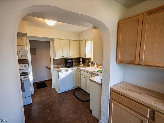 5th image of 150 E 191st St