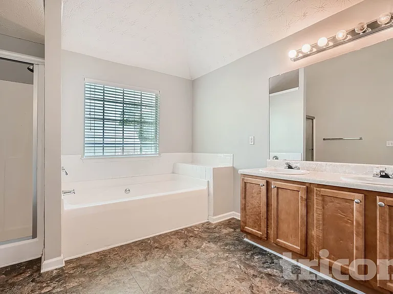 552 Howell Dr — Photo 10