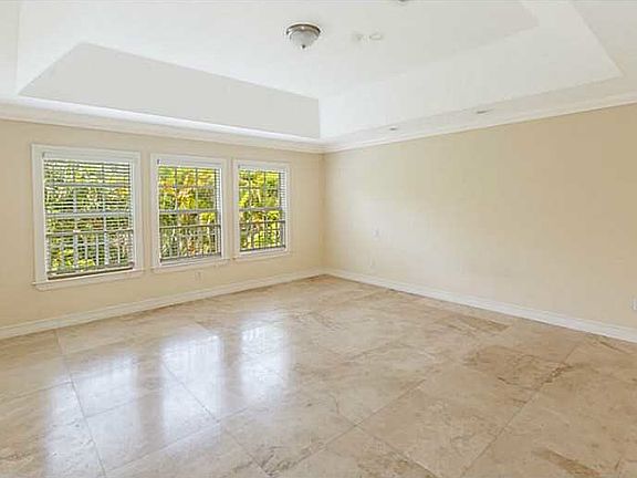 5th image of 901 SE 5th Ct