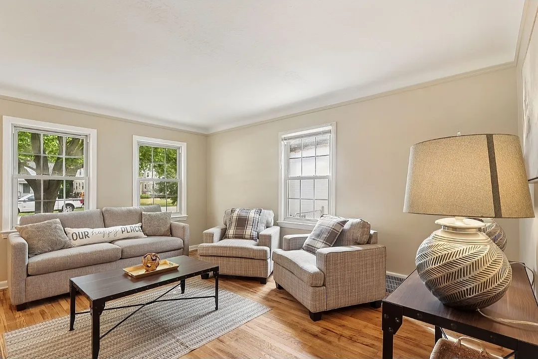 3 bed, 1957 sqft, $2,600 — Photo 2