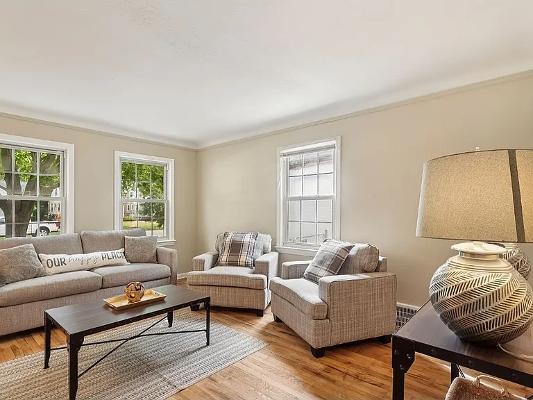 446 Huntmere Dr — Photo 2
