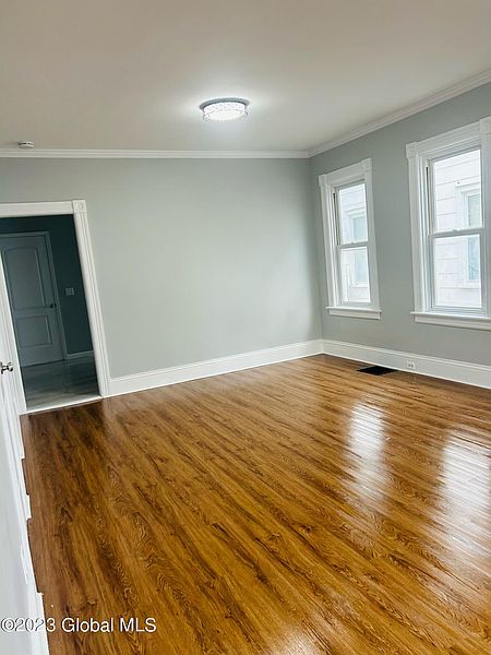 4th image of 135 Duane Avenue
