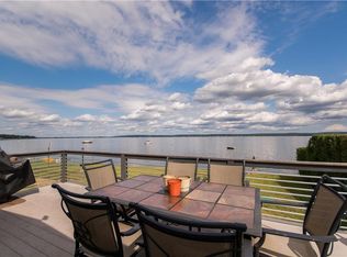 7 Bayside Ave, Portsmouth, RI 02871