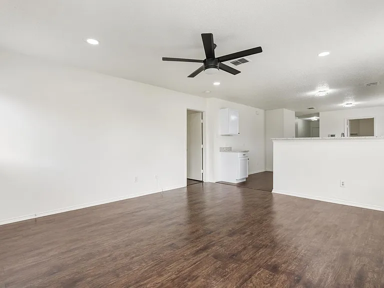 4816 Waterford Dr — Photo 3