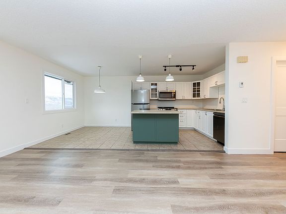 5th image of 393 Waddington Dr