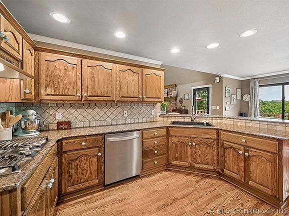 5th image of 504 Oak Ridge Dr