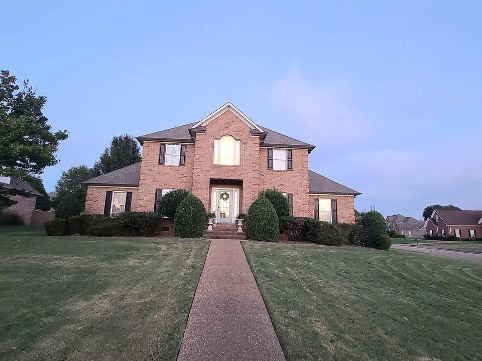 1st image of 8 Stornaway Dr