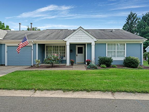 4th image of 1054 Buckingham Drive #B
