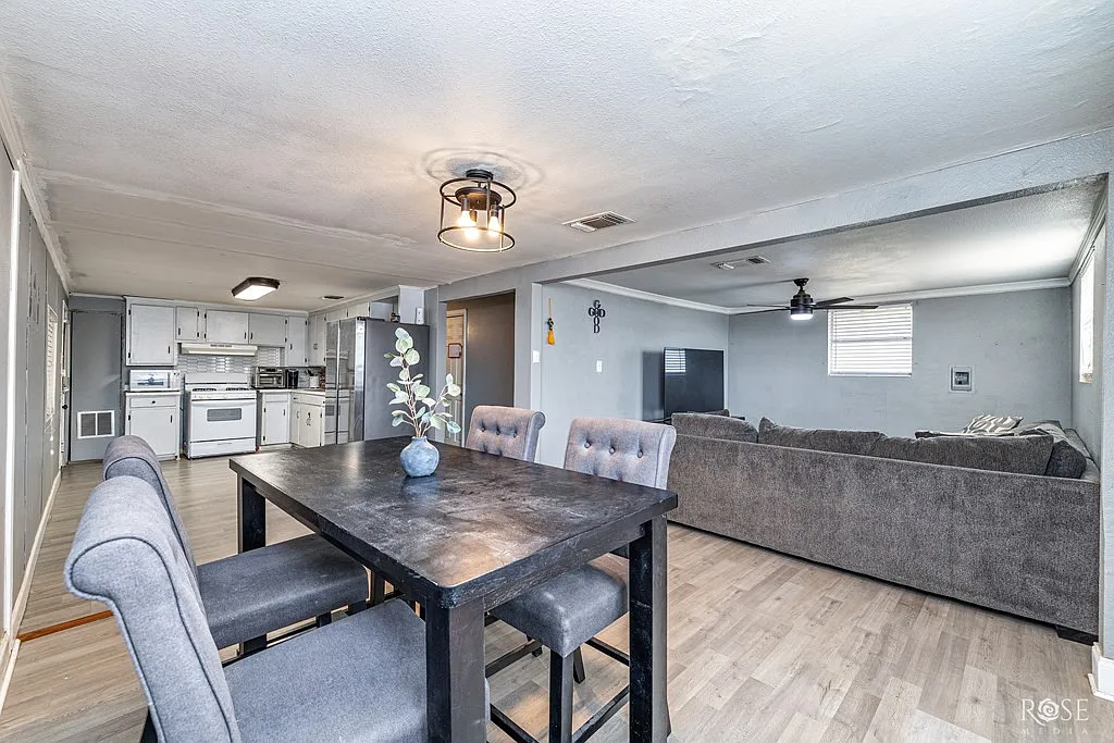 3 bed, 1.0 bath, 1298 sqft, $1,600 — Photo 4