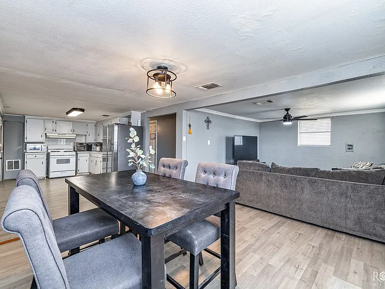 226 W Avenue M — Photo 4