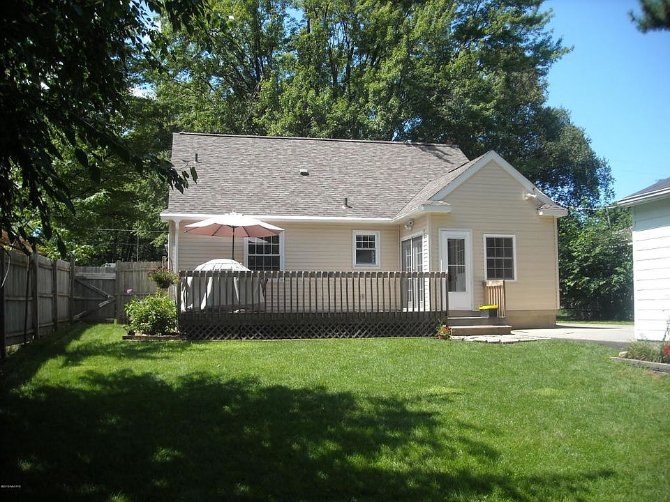 2nd image of 3354 Newcastle Dr SE