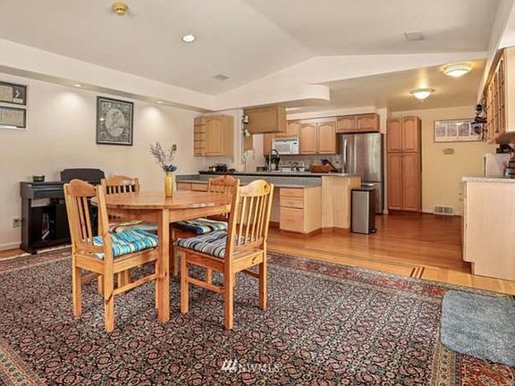 5th image of 315 NE 192nd St