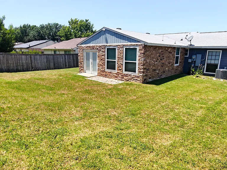 4249 Driscoll Dr — Photo 14