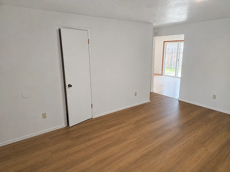 2054 S Division Ave — Photo 4