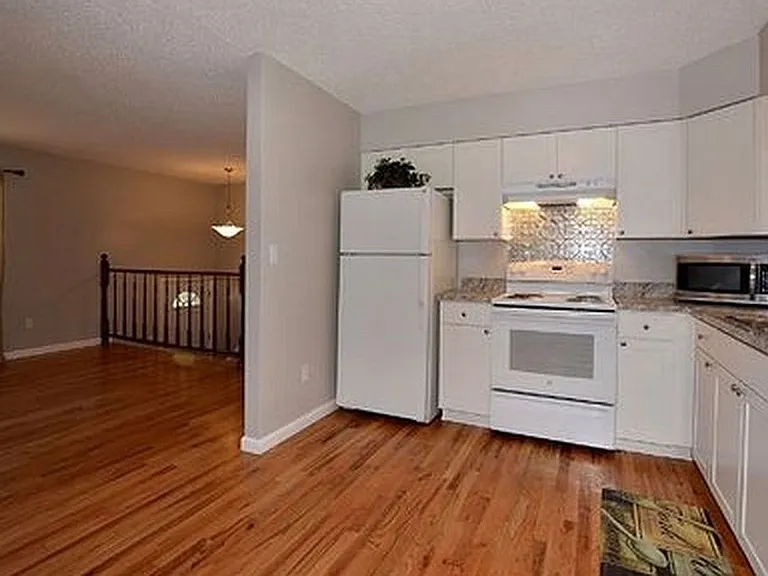 325 N Roosevelt Ave — Photo 9