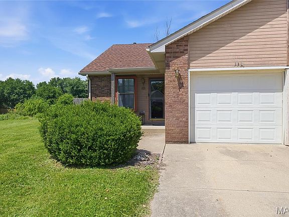 3rd image of 33 Fox Meadow Ln